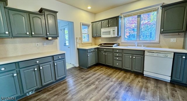 32 Leary Ave, Bloomingdale Boro, NJ 07403