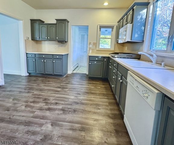 32 Leary Ave, Bloomingdale Boro, NJ 07403