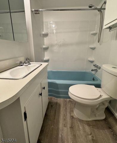 32 Leary Ave, Bloomingdale Boro, NJ 07403