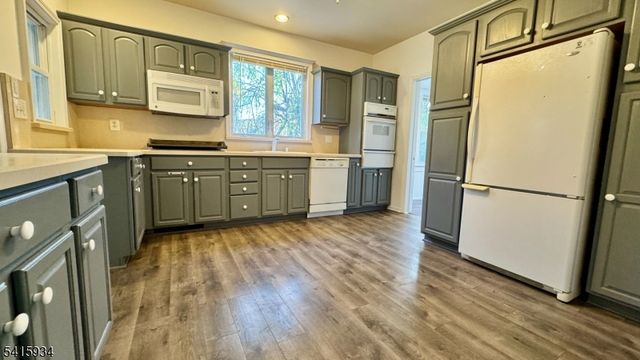 32 Leary Ave, Bloomingdale Boro, NJ 07403