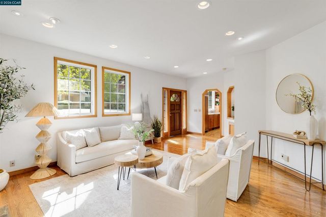 4 Wallabi Ct, Lafayette, CA 94549