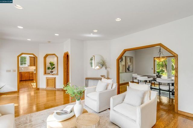 4 Wallabi Ct, Lafayette, CA 94549