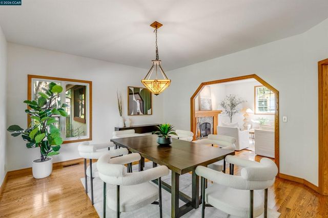 4 Wallabi Ct, Lafayette, CA 94549