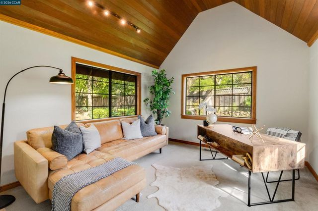 4 Wallabi Ct, Lafayette, CA 94549