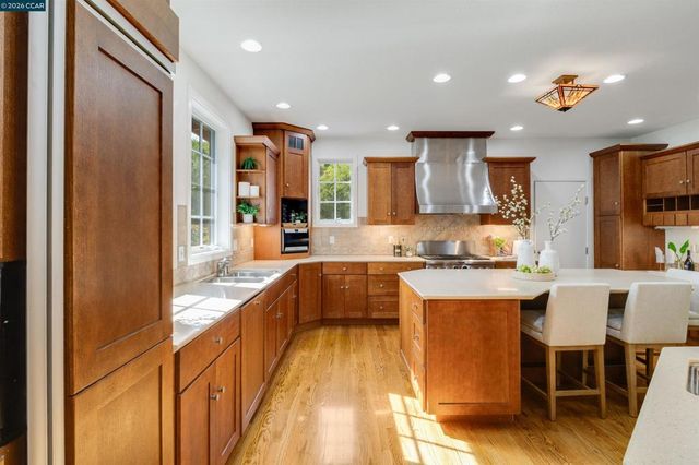 4 Wallabi Ct, Lafayette, CA 94549