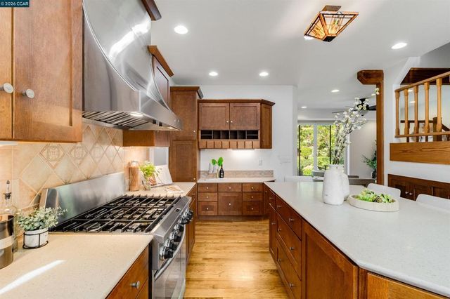 4 Wallabi Ct, Lafayette, CA 94549