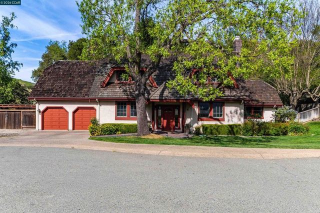 4 Wallabi Ct, Lafayette, CA 94549