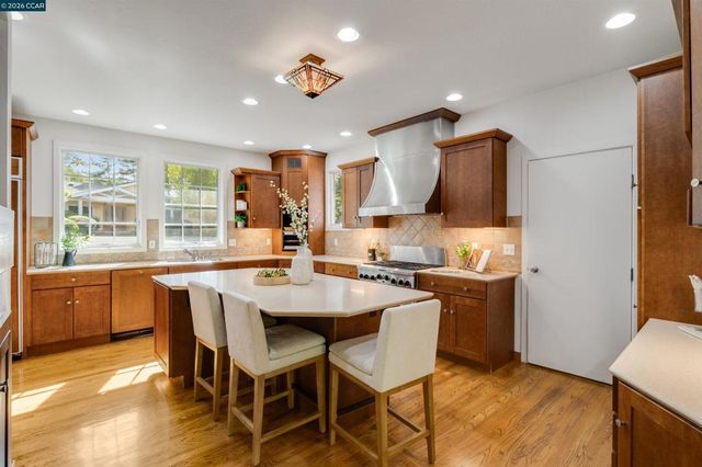 4 Wallabi Ct, Lafayette, CA 94549