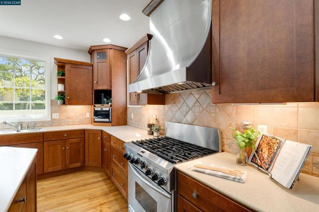 4 Wallabi Ct, Lafayette, CA 94549