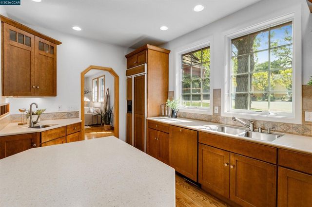 4 Wallabi Ct, Lafayette, CA 94549