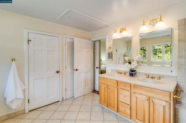 4 Wallabi Ct, Lafayette, CA 94549