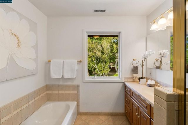 4 Wallabi Ct, Lafayette, CA 94549