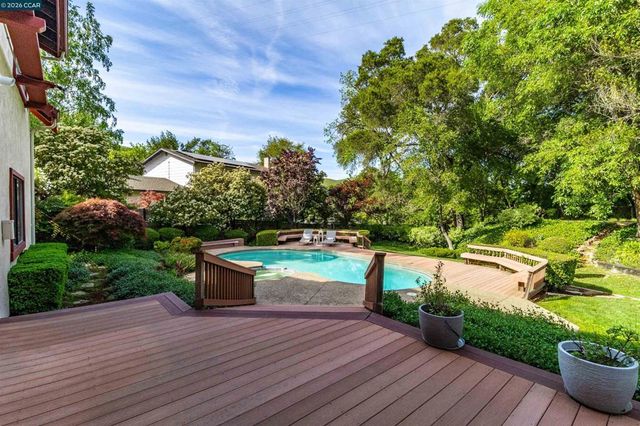 4 Wallabi Ct, Lafayette, CA 94549