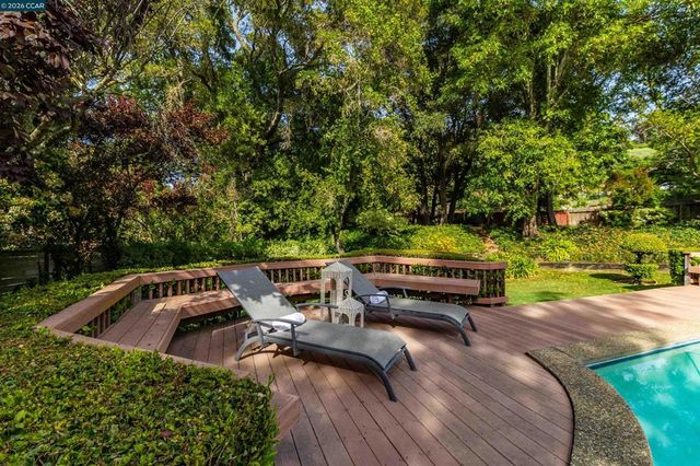 4 Wallabi Ct, Lafayette, CA 94549