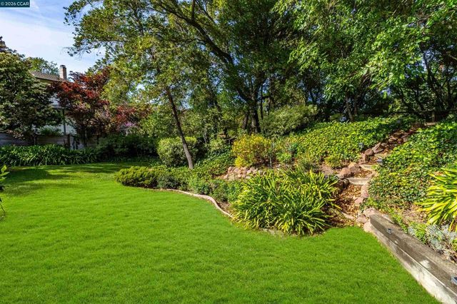 4 Wallabi Ct, Lafayette, CA 94549