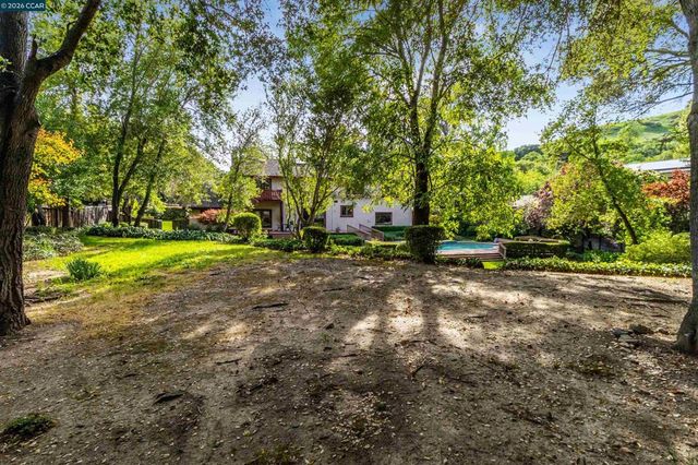 4 Wallabi Ct, Lafayette, CA 94549