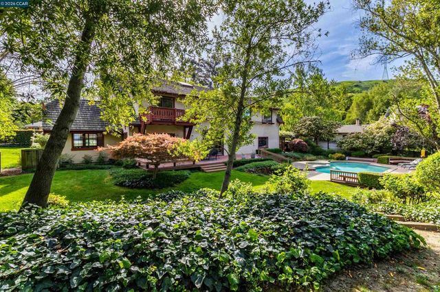 4 Wallabi Ct, Lafayette, CA 94549