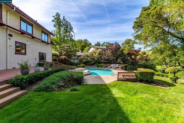 4 Wallabi Ct, Lafayette, CA 94549