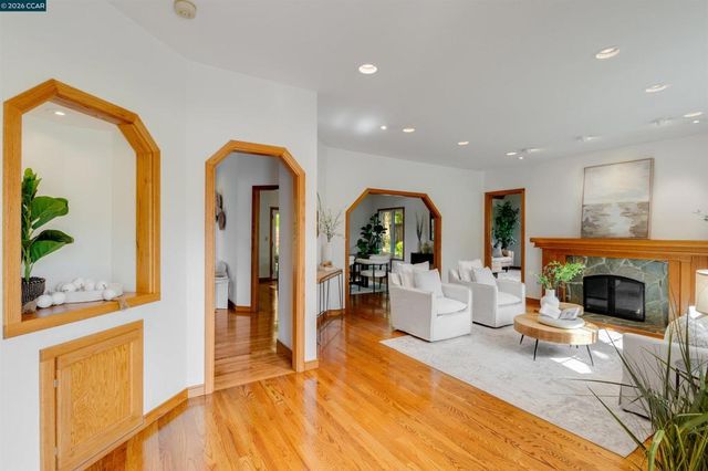 4 Wallabi Ct, Lafayette, CA 94549