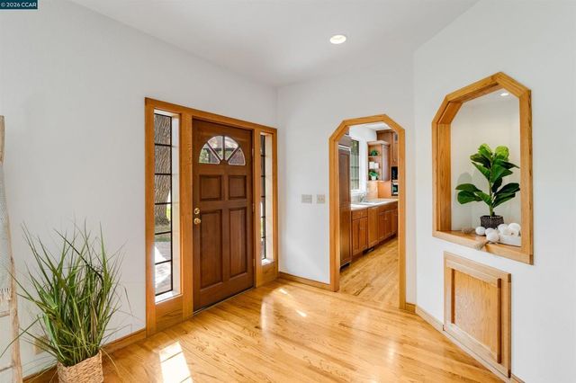 4 Wallabi Ct, Lafayette, CA 94549