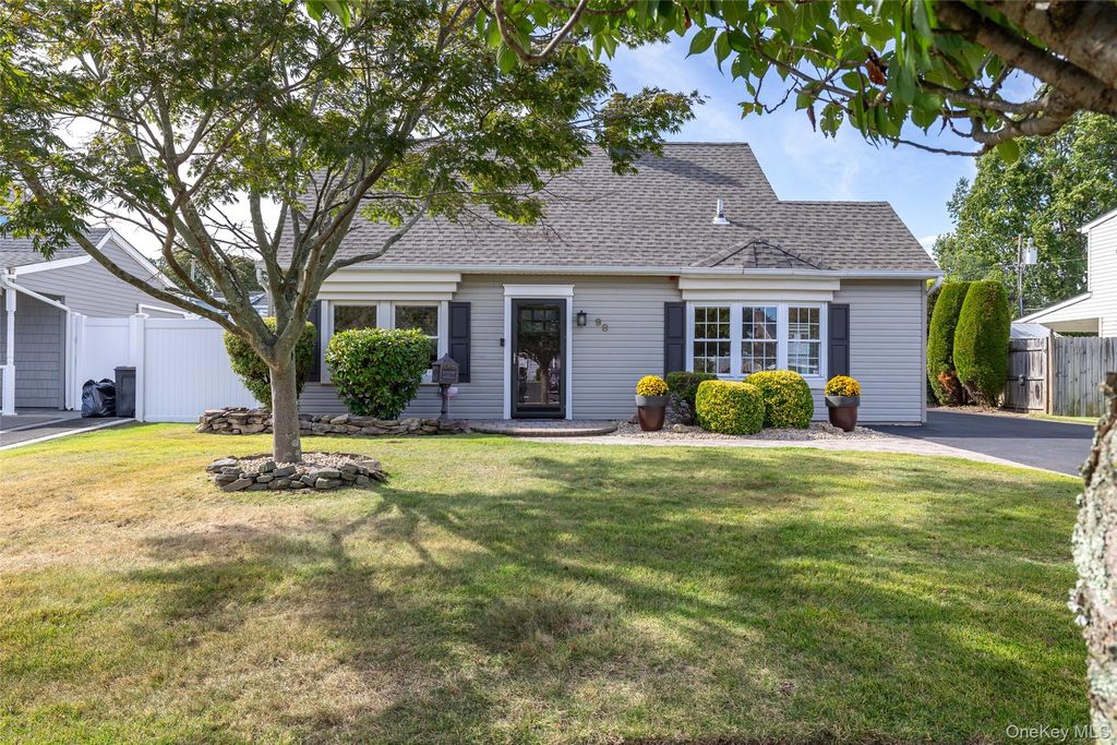 98 Harvest Lane, Levittown, NY 11756