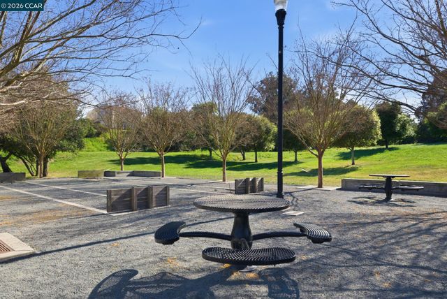 1084 Avocet Dr, Hercules, CA 94547