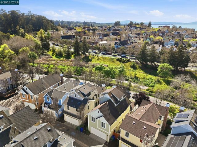 1084 Avocet Dr, Hercules, CA 94547