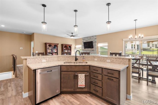 8013 Villa Valley Lane, Caseyville, IL 62232