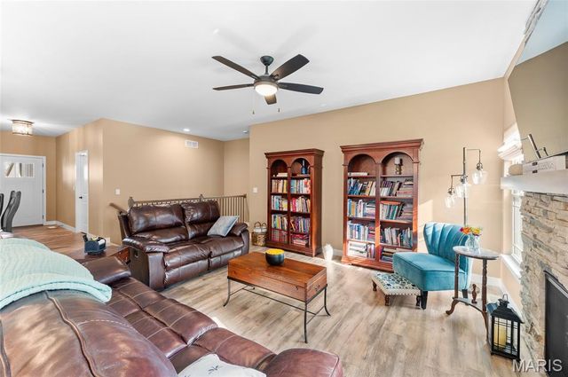 8013 Villa Valley Lane, Caseyville, IL 62232