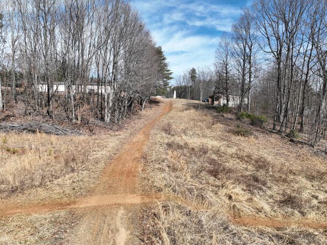 128 Green Oak LN, Patrick Springs, VA 24133