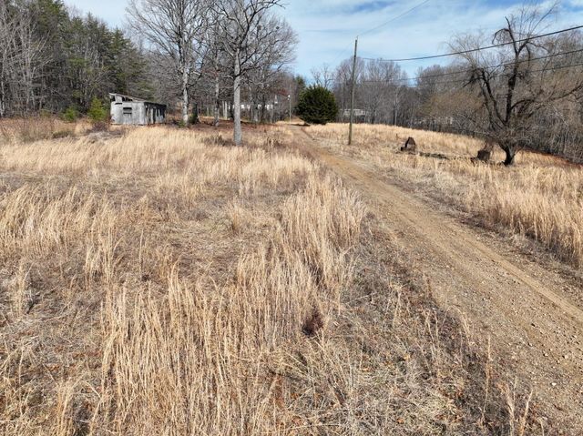 128 Green Oak LN, Patrick Springs, VA 24133