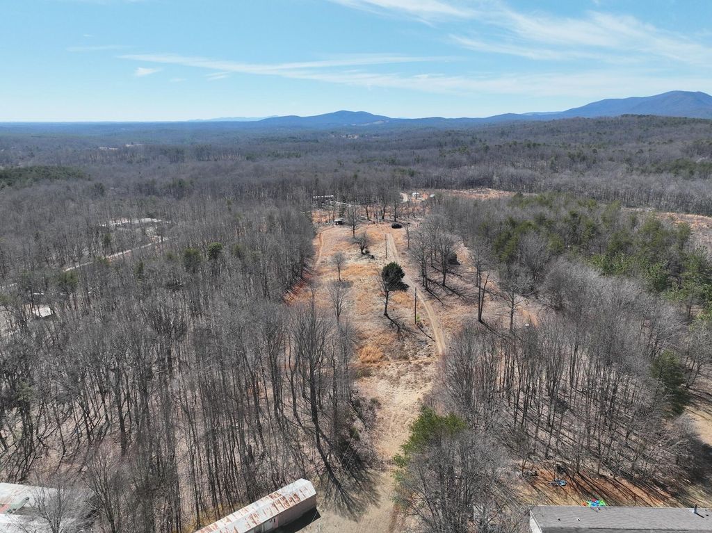 128 Green Oak LN, Patrick Springs, VA 24133