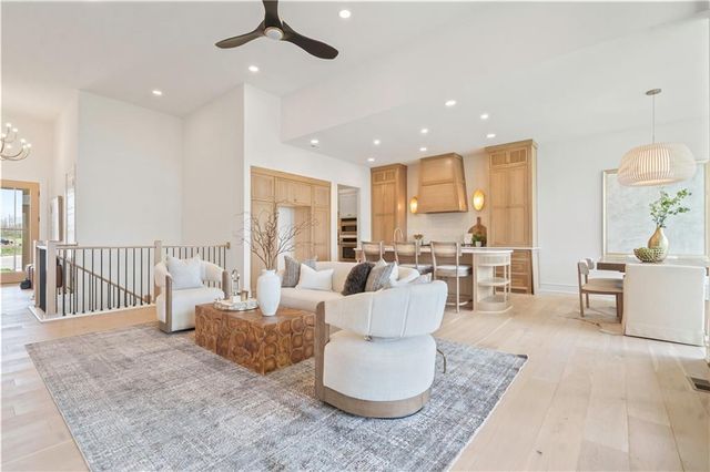 1816 NE Lashbrook Circle, Lee's Summit, MO 64086