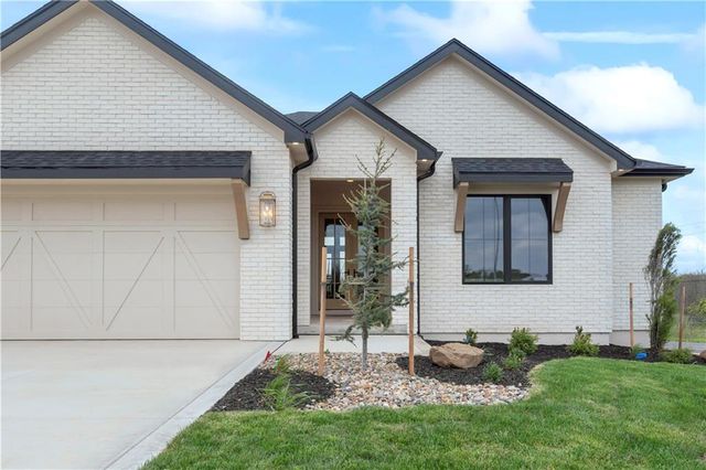 1816 NE Lashbrook Circle, Lee's Summit, MO 64086