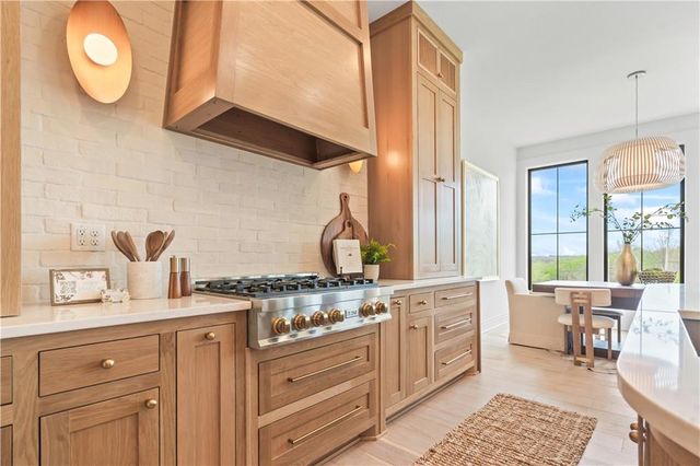 1816 NE Lashbrook Circle, Lee's Summit, MO 64086