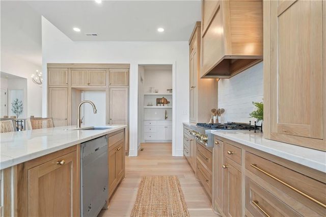 1816 NE Lashbrook Circle, Lee's Summit, MO 64086