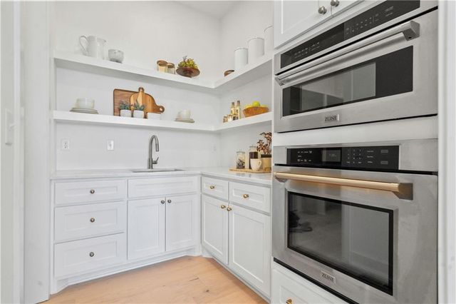 1816 NE Lashbrook Circle, Lee's Summit, MO 64086