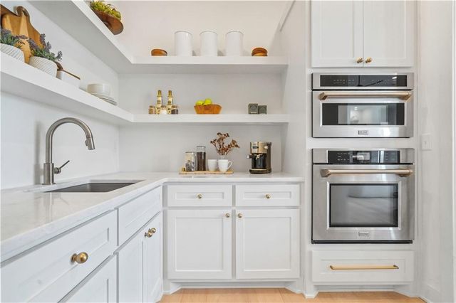 1816 NE Lashbrook Circle, Lee's Summit, MO 64086