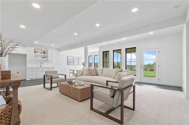 1816 NE Lashbrook Circle, Lee's Summit, MO 64086