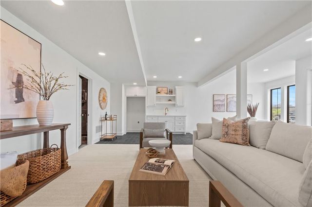 1816 NE Lashbrook Circle, Lee's Summit, MO 64086