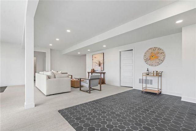1816 NE Lashbrook Circle, Lee's Summit, MO 64086