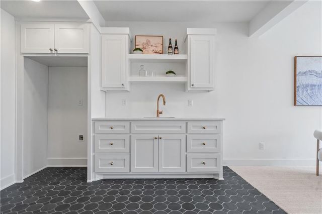 1816 NE Lashbrook Circle, Lee's Summit, MO 64086
