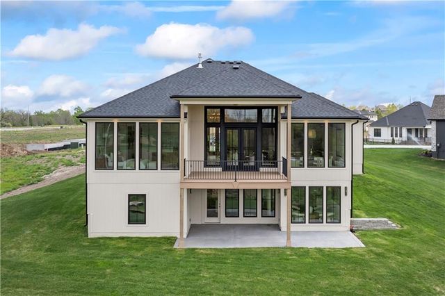 1816 NE Lashbrook Circle, Lee's Summit, MO 64086
