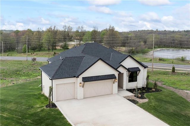1816 NE Lashbrook Circle, Lee's Summit, MO 64086