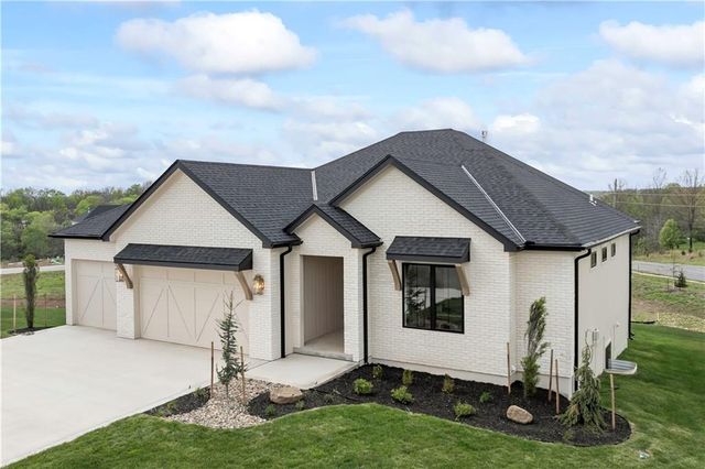 1816 NE Lashbrook Circle, Lee's Summit, MO 64086