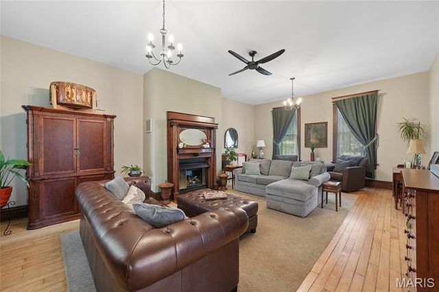 33 S Laclede Station Road, Webster Groves, MO 63119
