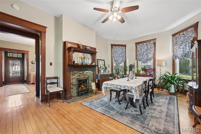 33 S Laclede Station Road, Webster Groves, MO 63119