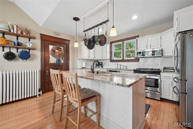 33 S Laclede Station Road, Webster Groves, MO 63119