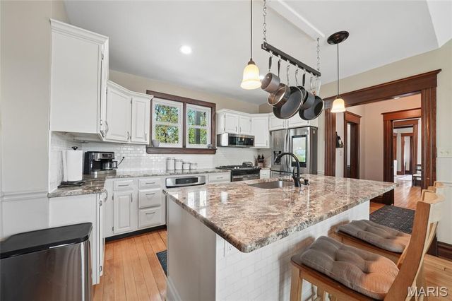 33 S Laclede Station Road, Webster Groves, MO 63119