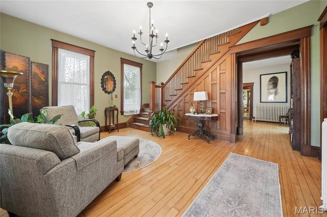 33 S Laclede Station Road, Webster Groves, MO 63119